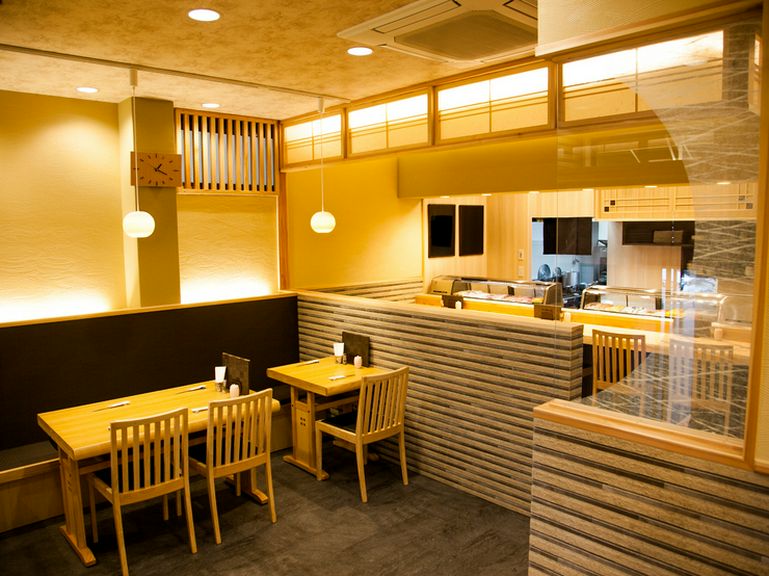 ゆっくりと食事の出来る店内