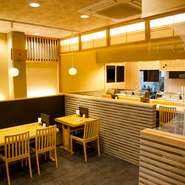 店内は白が基調となっています。照明も落ち着きのある明るさでゆっくりとお食事が楽しめる雰囲気が演出されています。コース料理もご用意していますので、記念日や接待にもご利用いただけます。