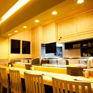 店内の1段高い場所に設置されたカウンター席は、テーブル席とはひと味違った空間としてお過ごしいただけ、店主の調理風景を眺めることもできます。