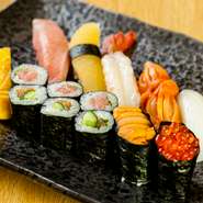 トロやうに、赤貝などを含んだお得な寿司のセット。その日ごとの良い食材を使うため、内容は日によって変わります。