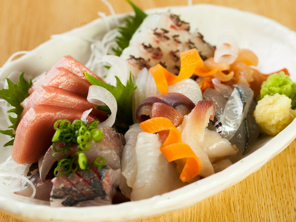 その日オススメの鮮魚を堪能できる『特上刺し身盛り合わせ』