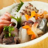 旬の魚や貝を店主の目利きで仕入れて提供する刺し身の盛り合わせ