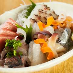 その日オススメの鮮魚を堪能できる『特上刺し身盛り合わせ』