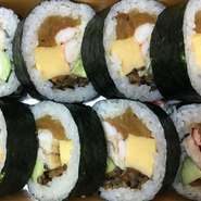 かんぴょう、椎茸、ボイルえび、あなご、きゅうり、たまごと具材たっぷり☆
お土産の定番です！