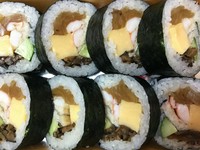 かんぴょう、椎茸、ボイルえび、あなご、きゅうり、たまごと具材たっぷり☆
お土産の定番です！