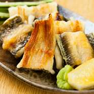 東京湾・相模湾などで獲れる新鮮な魚を市場に足を運んで目利きして仕入れを行っています。お店で使う野菜は平塚・大磯の農家と直接取引を行って地物を仕入れています。