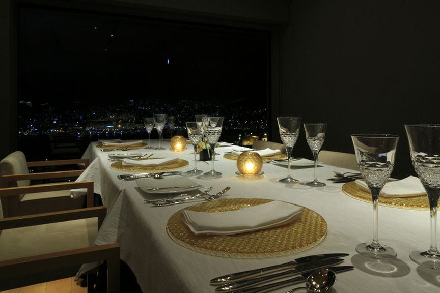 地元野菜で四季を映す料理とゴージャスな夜景で特別なおもてなし