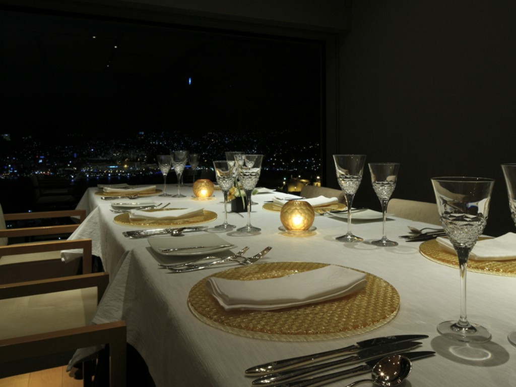 地元野菜で四季を映す料理とゴージャスな夜景で特別なおもてなし