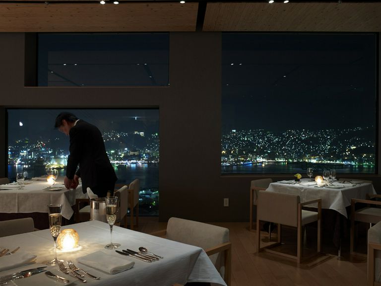 煌めく光の絶景、長崎の夜が一望できる贅沢な空間のレストラン