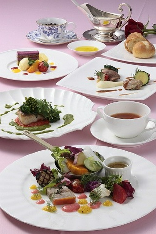 手軽に楽しめる平日限定のお得な『テラスランチコース』　※メニュー詳細はコースページ参照