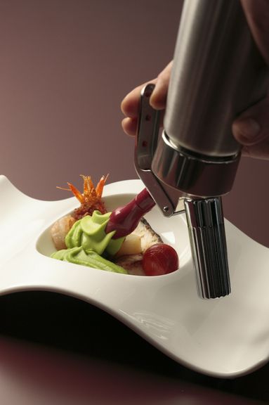 「エスプーマ」など斬新な料理の演出で次の料理への膨らむ期待