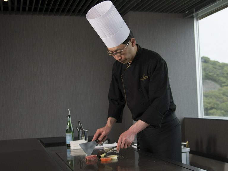 舌だけでなく五感で感じる自然の美味しさが鉄板焼きの醍醐味