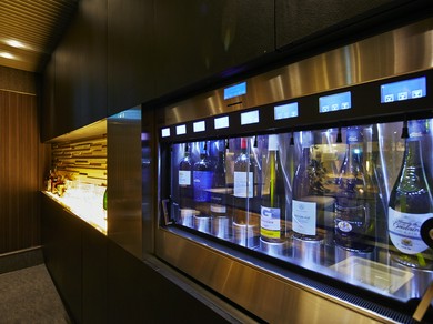 プレミアムなワインもグラスで味わえるのが魅力。美味しさを堪能