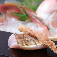 甘鯛は岡山県玉島産、かりっと焼いて油で揚げた鱗を添えました。1匹まるごと美味しさを楽しみます。