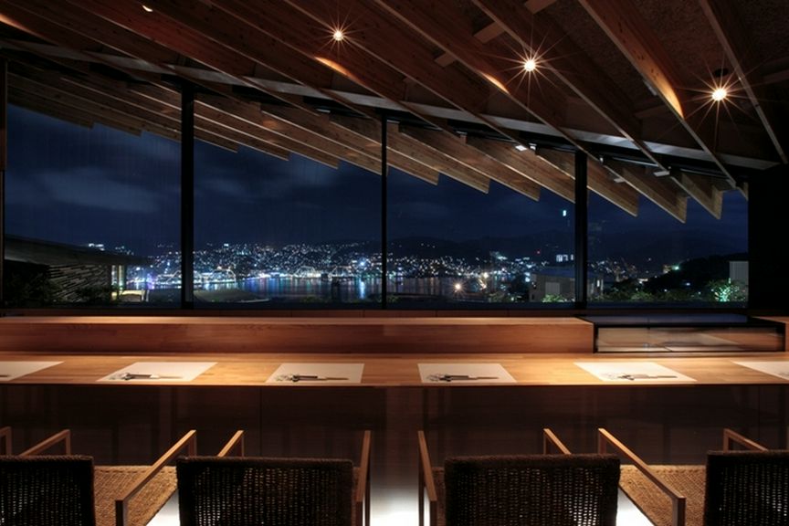 店名のとおり空から見下ろしたような夜景と一緒に味わう創作鮨