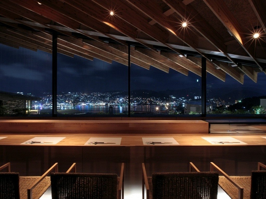 店名のとおり空から見下ろしたような夜景と一緒に味わう創作鮨