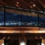 カウンターからは眼下に長崎の煌めく夜景が楽しめます。鮨店としてはあまり見られない好ロケーションは、お客様をおもてなしするには絶好のスポットです。もてなす人のセンスの良さを感じさせます。