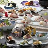 旬の魚を厳選した鮨だけでなく、先付けからデザートまでここでしか味わえない独創的な料理が楽しめるコース。