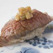 松坂牛や神戸牛の元牛となる壱岐牛は、柔らかい肉質で甘い脂を持つ極上の食材。握りでその旨味を堪能ください。