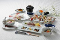 長崎が誇る豊富な海の幸を心を込めて
美味しく、美しく。脂がのった旬の魚と
鮨職人の技の競演をご堪能下さい。

Menu
○先付三点盛り○壱岐牛炙り○お造り
○鮨九貫○煮物○茶碗蒸し
○細巻き、止め椀○デザート