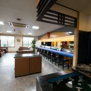 ゆっくり落ち着いて過ごせる雰囲気なので、ランチを食べて夕食近くまでくつろぐシニアの女性グループや、遅めの時間に来店して盛り上がる常連の方など、訪れた方は時間を気にせずのんびり過ごします。