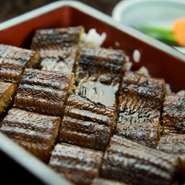 店内には生け簀があって、活魚が泳いでいます。北九州の魚市場や活魚専門店から仕入れている新鮮な魚介類は、調理され刺身などで提供。鹿児島県産の肉厚うなぎも人気です。