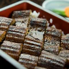 生け簀に活魚が泳ぐ。新鮮な魚介類がたっぷり味わえる店