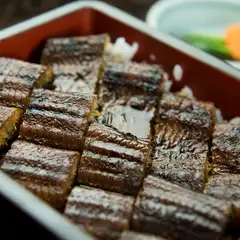 生け簀に活魚が泳ぐ。新鮮な魚介類がたっぷり味わえる店
