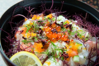 『漁師まかない丼』　特製ごまだれが味の決め手