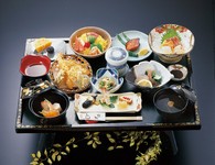 ご飯は、お赤飯・白ご飯・ばらちらし・巻いなりの中からお選びいただけます。
※2名様~
※要予約