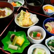女性人気No1！新鮮な素材を使った刺身、天ぷら、煮物、珍味などがおしゃれにバランスよく盛られた贅沢なお弁当。熱々の茶碗むしも。
