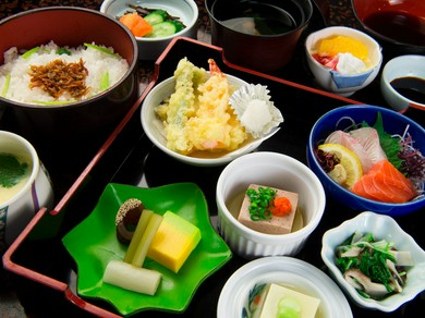 『四季のめぐみ弁当』　海山の恵みがいっぱい