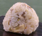 昔なつかしい鶏と牛蒡人参をいっぱい入れて炊き上げた、具沢山の鶏飯を握りました。