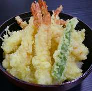 えびの天ぷらが６匹もどんぶりに・・・・・・。
えび好きにはたまらない。
大盛りも自由に。
