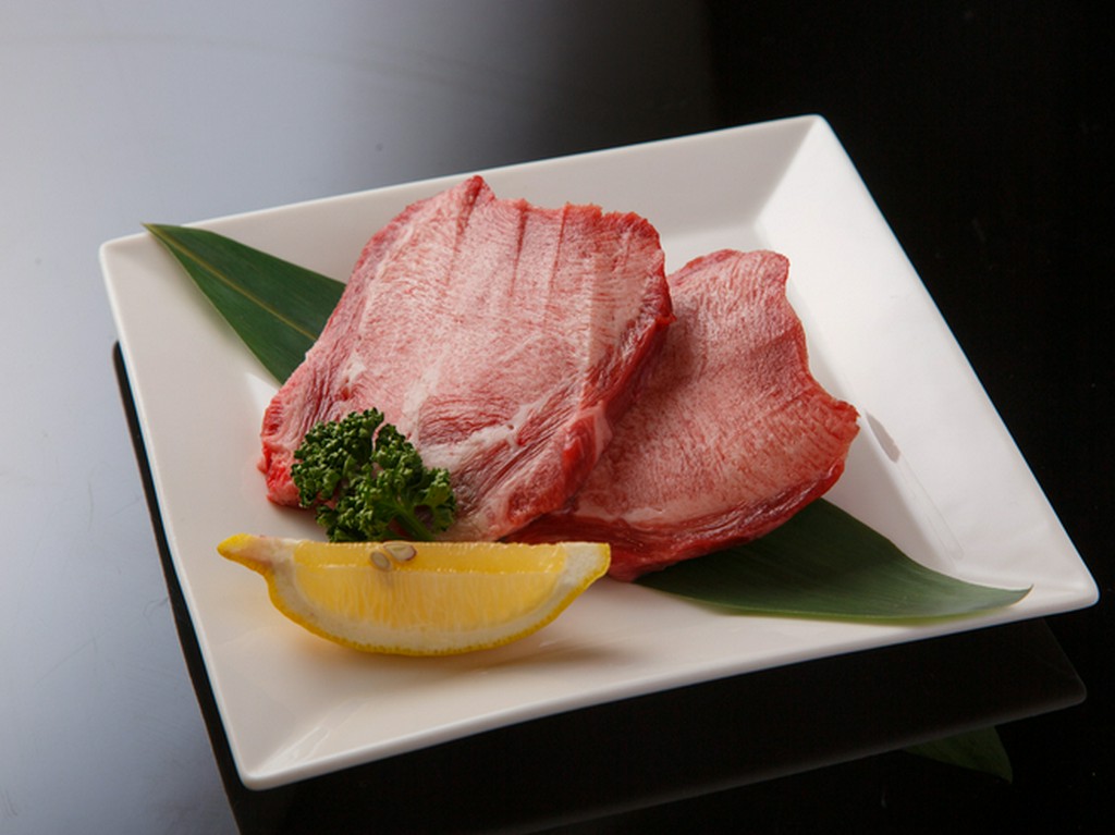 豪快にカットされたダイナミックな『極うま　タン厚切り』