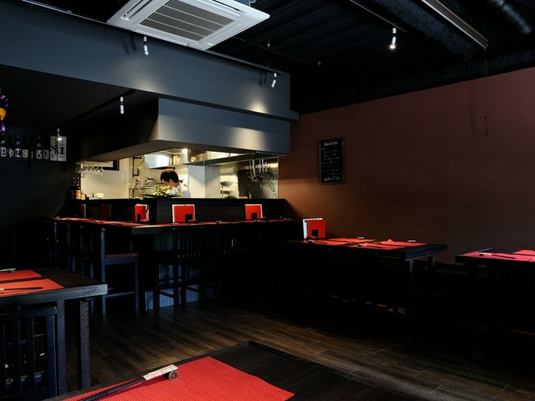 落ち着いた洋風の雰囲気の空間で美しい和テイストの料理を堪能