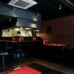 落ち着いた洋風の雰囲気の空間で美しい和テイストの料理を堪能