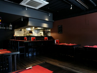 落ち着いた洋風の雰囲気の空間で美しい和テイストの料理を堪能