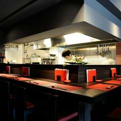 キッチンを取り囲むようにつくられたL字型のカウンター席が9席