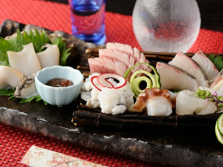 明石港で獲れる新鮮な旬の魚を中心にその日仕入れたオススメを数点盛合せて提供『お造り 盛合せ』