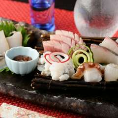 明石港で獲れる新鮮な旬の魚を中心にその日仕入れたオススメを数点盛合せて提供『お造り　盛合せ』