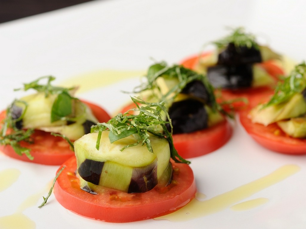 フルーツトマトと昆布〆水なすのサラダ　青しそとバジルの香り