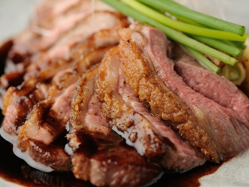 香ばしいこがし味噌が隠し味。『フランス産合鴨のロースト　こがし味噌とバルサミコの合わせソース』