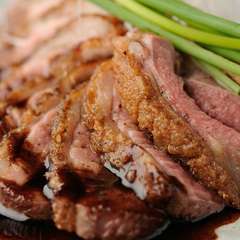 香ばしいこがし味噌が隠し味。『フランス産合鴨のロースト　こがし味噌とバルサミコの合わせソース』