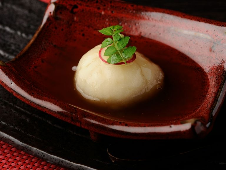 もちっとした食感がクセになる一品。あんかけが絡んで上品な味わいの『蓮根まんじゅう　銀あんかけ』