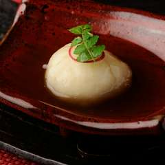 もちっとした食感がクセになる一品。あんかけが絡んで上品な味わいの『蓮根まんじゅう　銀あんかけ』