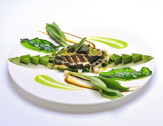 しっとりとした仕上がりが美味！！『志摩産黒鮑の低温調理 コライユ添え　ブルギニヨン風』