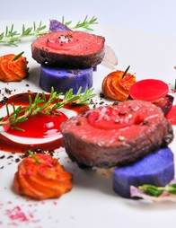 自然の恵み「ジビエ」を味わう『三重県産鹿肉のロティ　ビーツのピュレソース』