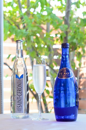 食前酒、グラスワイン、世界のミネラルウォーターも楽しめます