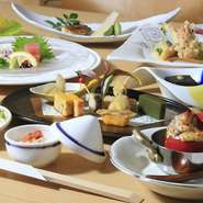 数々の料理を支えているのは、いくつもの鰹節をブレンドしてそのまま味わっても十分に美味しい自慢の出汁です。丁寧で技が光る料理は、素材の新しい可能性を引き出し【秋月】でしか味わえない味となっています。